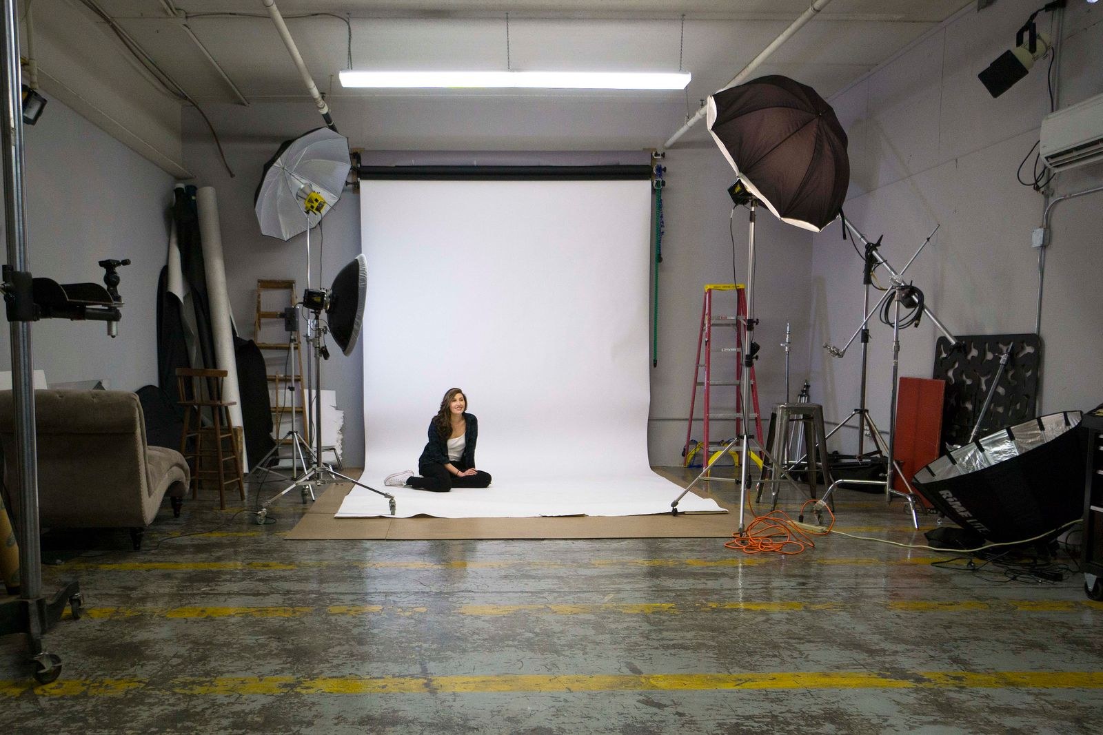 Studio lights in a recording setup